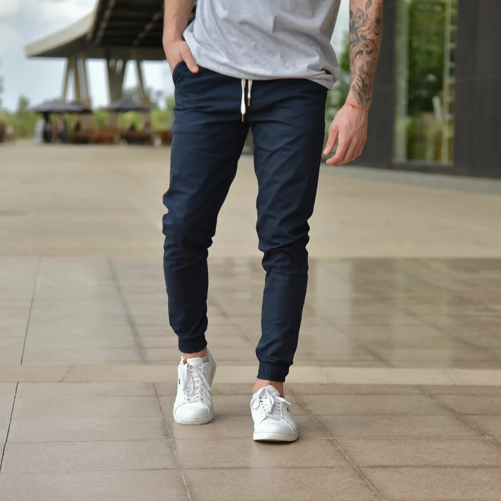 jogger corte chino regular fit color azul navy